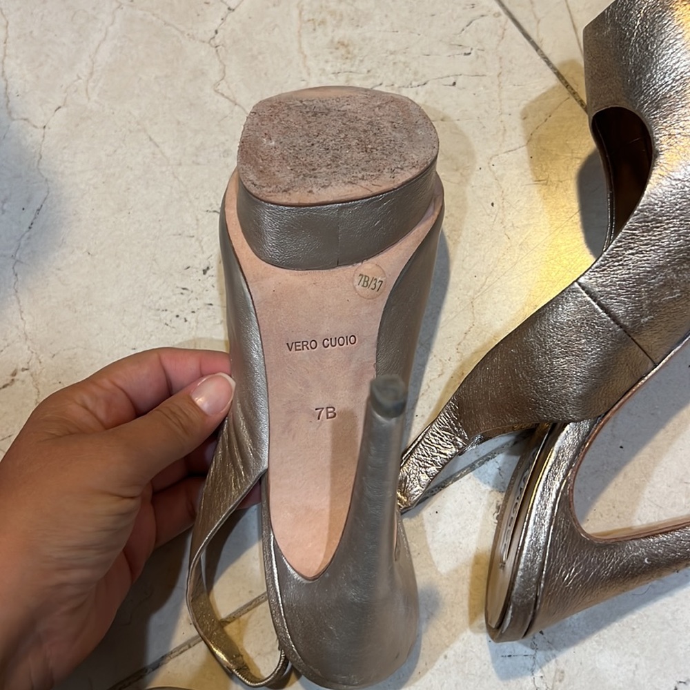 Gold heels - Picture 3 of 3